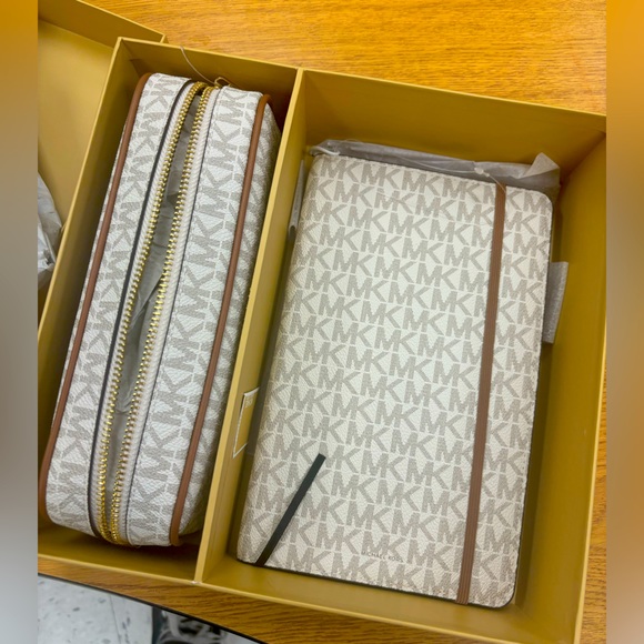 MICHAEL KORS- Travel case w/notebook; Vanilla - Picture 1 of 5